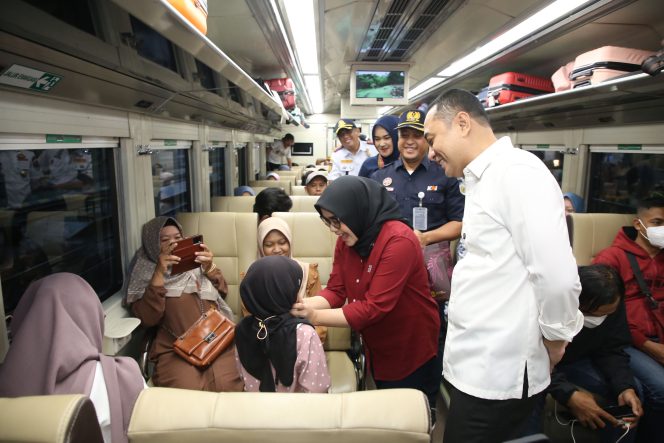 
					Sidak Arus Mudik Transportasi Kereta Api, Eri Cahyadi Sapa hingga Bagikan Bingkisan kepada Penumpang