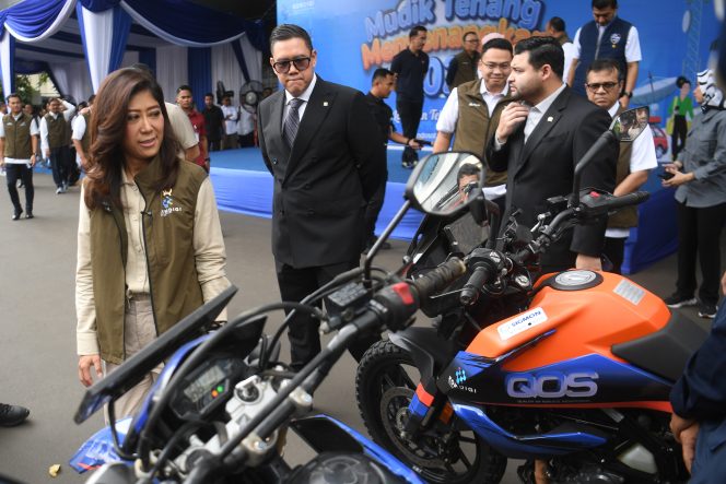 
					Menkomdigi Meutya Hafid (kiri) bersama Wakil Ketua Komisi I DPR Dave Laksono (kedua kiri) meninjau kendaraan operasional saat memimpin pelaksanaan apel bersama Posko Siaga Kualitas Layanan Telekomunikasi Optimal Tahun 2025 di Jakarta, Selasa (25/3/2025). Komdigi bersama operator seluler menyiapkan 386 posko siaga kualitas telekomunikasi untuk menjaga kualitas layanan komunikasi selama masa mudik Lebaran 2025. ANTARA FOTO/Akbar Nugroho Gumay/tom.