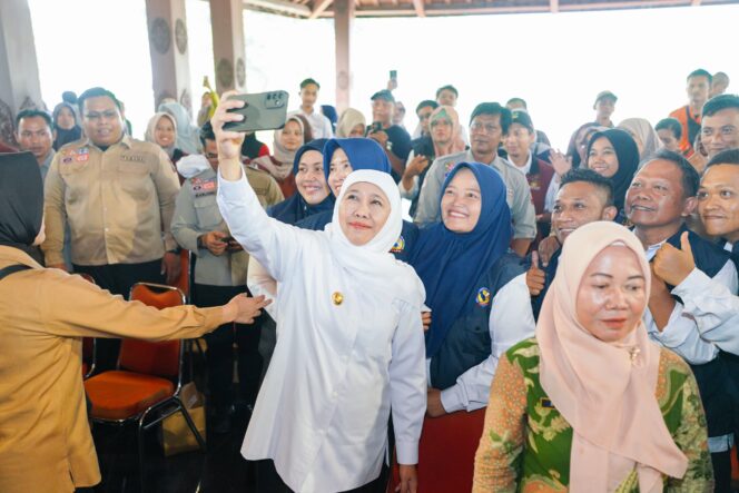 
					Gubernur Khofifah Serahkan Bantuan Sosial hingga BKK Desa senilai Rp 4,76 Miliar untuk Masyarakat Ponorogo