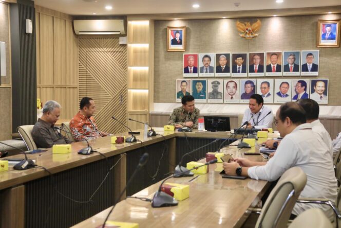 
					Bersama KemenPU dan Wali Kota Surabaya Eri, Wagub Emil Bahas Rencana Pembangunan Infrastruktur di Surabaya