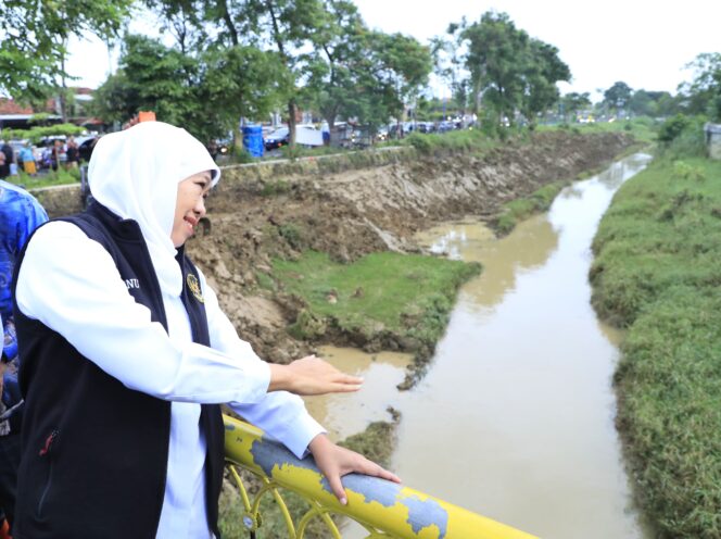 
					Gubernur Khofifah Tinjau Normalisasi Sungai di Pamekasan, Pastikan Daya Tampung Air Kembali Normal