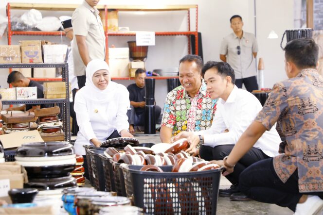 
					Dukung Produk UMKM Jatim Tembus Pasar Internasional, Wapres Gibran dan Gubernur Khofifah Sambangi Produsen Kendang Jimbe Blitar