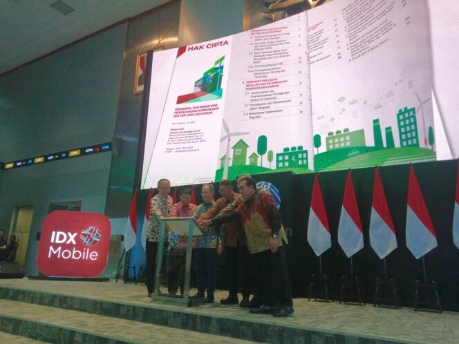 
					OJK Luncurkan Buku Panduan Perdagangan Karbon untuk Sektor Jasa Keuangan