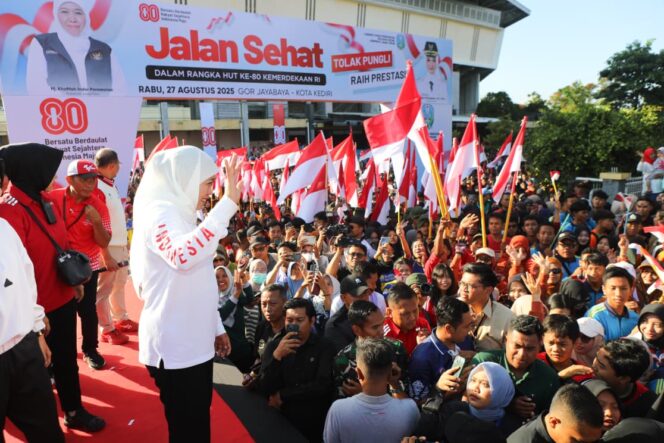 
					Jalan Sehat Bersama Puluhan Ribu Murid dan Guru Se-Kediri, Gubernur Khofifah Tegaskan SMA/SMK/SLB Negeri Se-Jatim Bebas Pungli dan Terus Tingkatkan Prestasi
