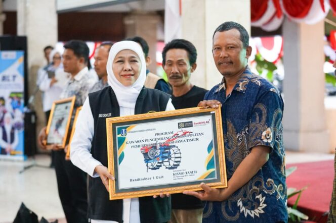 
					Gubernur Khofifah Salurkan Bansos, Zakat Produktif Hingga Alsintan Total Rp 16,1 Milyar untuk Masyarakat Kabupaten Malang
