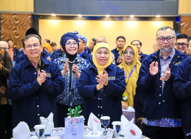 
					Bangun Negeri Lewat Pengabdian Alumni, Gubernur Khofifah Ajak IKA UNAIR Ambil Peran Strategis dalam Diplomasi Antarbangsa