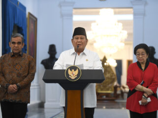 Presiden Prabowo Subianto didampingi Ketua MPR Ahmad Muzani (kiri) dan Ketua Umum PDIP sekaligus Presiden ke-5 RI Megawati Soekarnoputri menyampaikan keterangan pers di Istana Merdeka, Jakarta, Minggu (31/8/2025). Prabowo menegaskan negara menjamin dan menghormati hak setiap warga dalam mengemukakan pendapat serta meminta aparat TNI dan Polri untuk bersikap tegas dalam menindak massa anarkis yang merusak fasilitas umum, tindakan penjarahan, hingga upaya makar. ANTARA FOTO/Galih Pradipta/sgd/bar