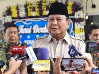 Presiden Prabowo Subianto memberikan keterangan kepada media usai melayat Menteri Koordinator Ekonomi, Keuangan, dan Industri (Menko Ekuin) periode 1999-2000 Kwik Kian Gie di Rumah Duka Sentosa, Jakarta, Rabu (30/7/2025). Presiden Prabowo menyampikan belasungkawa langsung kepada keluarga Kwik Kian Gie, serta mengatakan bahwa Indonesia kehilangan putra terbaik bangsa. ANTARA FOTO/Muhammad Adimaja/foc.