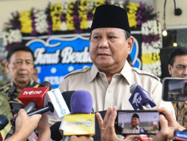 Presiden Prabowo Subianto memberikan keterangan kepada media usai melayat Menteri Koordinator Ekonomi, Keuangan, dan Industri (Menko Ekuin) periode 1999-2000 Kwik Kian Gie di Rumah Duka Sentosa, Jakarta, Rabu (30/7/2025). Presiden Prabowo menyampikan belasungkawa langsung kepada keluarga Kwik Kian Gie, serta mengatakan bahwa Indonesia kehilangan putra terbaik bangsa. ANTARA FOTO/Muhammad Adimaja/foc.