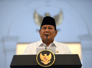 Presiden Prabowo Subianto menyampaikan keterangan pers di Istana Merdeka, Jakarta, Minggu (31/8/2025). Prabowo menegaskan negara menjamin dan menghormati hak setiap warga dalam mengemukakan pendapat serta meminta aparat TNI dan Polri untuk bersikap tegas dalam menindak massa anarkis yang merusak fasilitas umum, tindakan penjarahan, hingga upaya makar. ANTARA FOTO/Galih Pradipta/sgd/bar