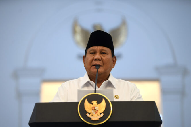 
					Presiden Prabowo Subianto menyampaikan keterangan pers di Istana Merdeka, Jakarta, Minggu (31/8/2025). Prabowo menegaskan negara menjamin dan menghormati hak setiap warga dalam mengemukakan pendapat serta meminta aparat TNI dan Polri untuk bersikap tegas dalam menindak massa anarkis yang merusak fasilitas umum, tindakan penjarahan, hingga upaya makar. ANTARA FOTO/Galih Pradipta/sgd/bar