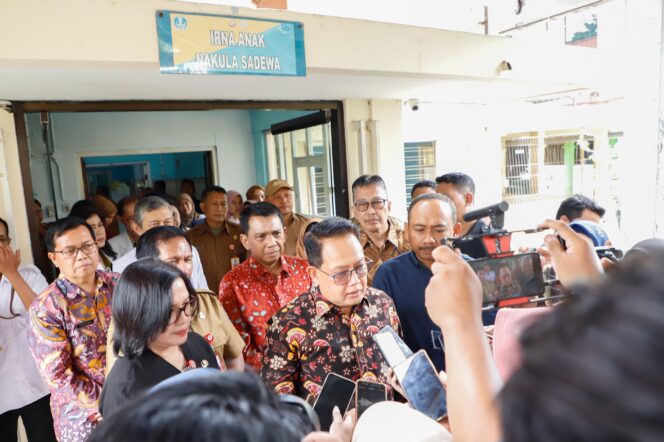 
Sukses Lakukan Pemisahan Kembar Siam Asal Ngawi, Pj. Gubernur Adhy Puji Konsistensi RSUD Dr. Soetomo Surabaya