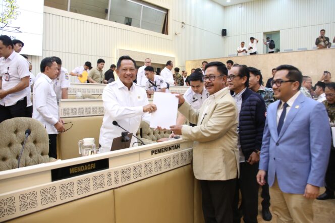 
Pemerintah, Komisi II DPR RI, dan Penyelenggara Pemilu Sepakat Pelantikan Kepala Daerah Non-Sengketa Dilaksanakan 6 Februari 2025