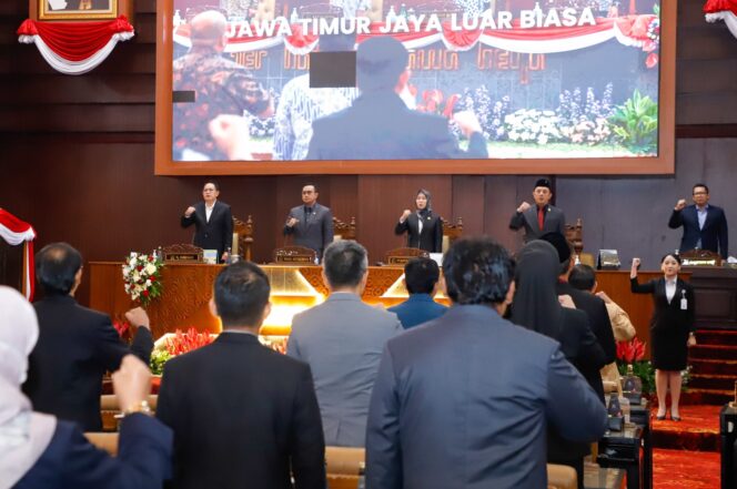 
Sampaikan Nota Penjelasan Perubahan Nomenklatur Dua BUMD Jatim, Pj. Gubernur Adhy Optimistis Berdampak Kenaikan PAD