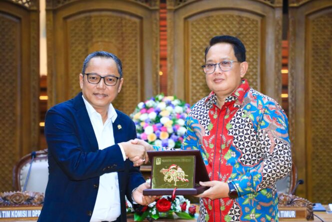 
Terima Komisi II DPR RI, Pj. Gubernur Adhy Pastikan Jatim Taati Aturan Terkait Penataan PPPK dan Non ASN