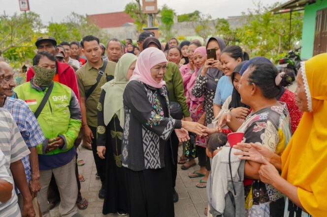 
Jelang Pelantikan, Khofifah Ziarah ke Makam Suami dan Orang Tua Serta Berbagi Ratusan Paket Sembako Bagi Warga Tak Mampu