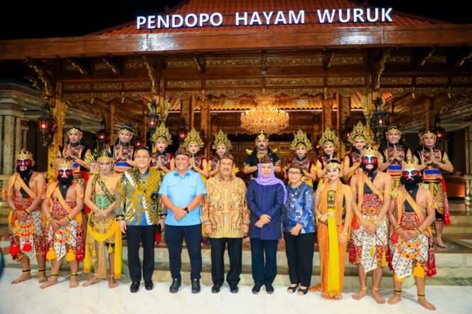 
Kunjungi Kraton Majapahit Jakarta, Khofifah Sebut Gagasan Luar Biasa Bangkitkan Semangat Wujudkan Gerbang Baru Nusantara