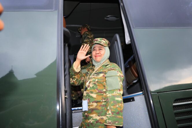 
Berbaju Komcad Lengkap dan Sepatu PDL, Khofifah Siap Ikuti Rangkaian Retreat Kepala Daerah di Akmil Magelang