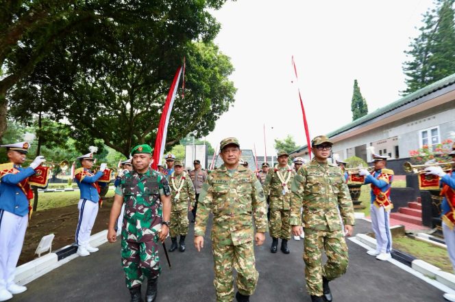 
Mendagri Tito Sambut Kedatangan Kepala Daerah Peserta Retreat Pembekalan di Akmil Magelang
