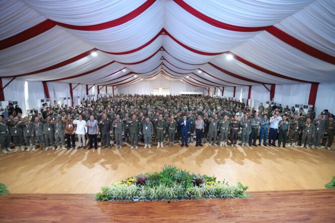 
Mendagri Resmi Buka Retret Pembekalan Kepala Daerah 2025 di Lembah Tidar Akmil Magelang