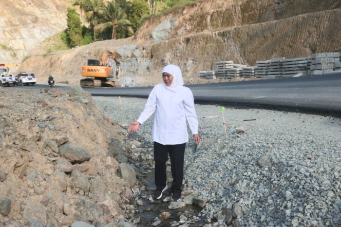 
Jalan Rusak di Jember Dikeluhkan Warga, Gubernur Khofifah Instruksikan Dinas PU Bina Marga Jatim Kebut Perbaikan dalam Tiga Bulan