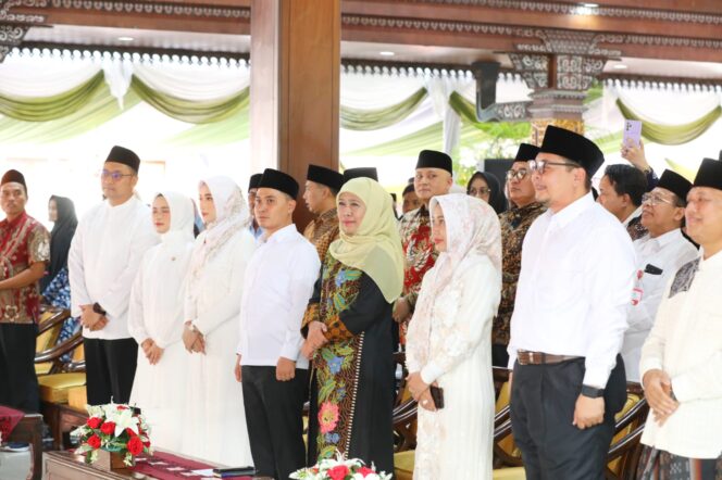 
Serahkan Santunan 200 Anak Yatim, Bansos PKH Plus dan ASPD di Mojokerto, Gubernur Khofifah Ajak Masyarakat Perbanyak Berbagi di Bulan Ramadan