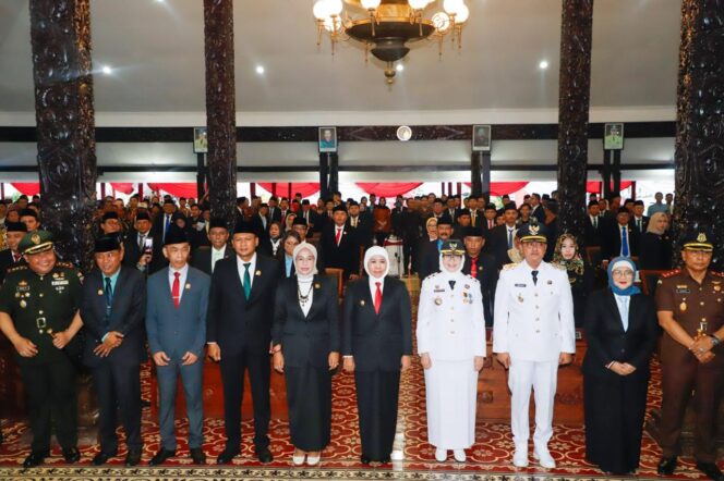 
Tutup Roadshow Sertijab Kepala Daerah Dan Wakil Kepala Daerah di Lumajang, Gubernur Khofifah Pastikan Program Daerah Berseiring dengan Provinsi dan Nasional