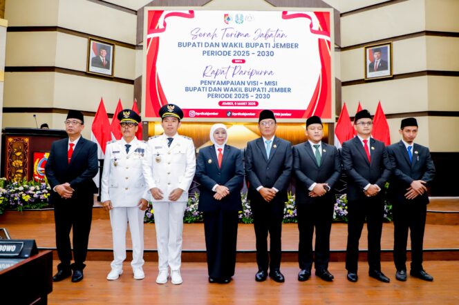 
Hadiri Sertijab Bupati – Wabup Jember, Gubernur Khofifah Pesankan Program Quick Win Untuk Peningkatan Kualitas SDM Lewat Sekolah Rakyat dan MBG