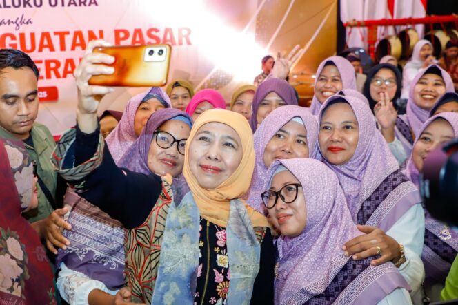 
Silaturahmi Dengan Masyarakat Kelahiran Jatim Di Malut, Gubernur Khofifah Ajak Pererat Persaudaraan dan Perkuat Usaha Kedua Daerah