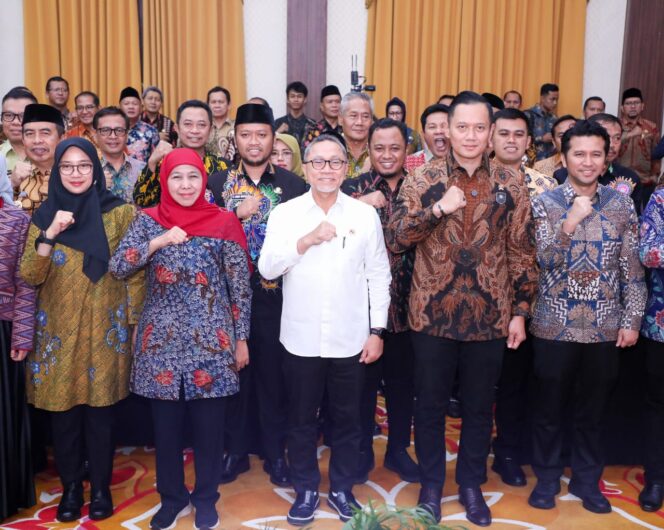 
Pimpin Rakor Ketahanan Pangan Bersama Dua Menko, Gubernur Khofifah Optimis Jatim Mampu Pertahankan Produksi Beras Tertinggi Nasional di 2025