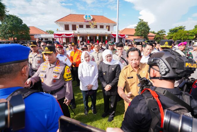 
Gubernur Khofifah Ikuti Apel Gelar Pasukan Operasi Ketupat 2025 Yang Dipimpin KAPOLRI, Pastikan Seluruh Instansi di Jatim Siap Wujudkan Lebaran Aman, Lancar dan Nyaman