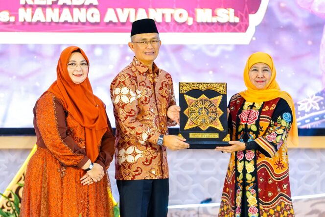 
Hadiri Kenal Pamit Kapolda Jatim, Gubernur Khofifah ; Terimakasih  Pengabdian Luar Biasa  Komjen Pol Imam Sugianto dan  Selamat Bertugas Irjen Pol Nanang Avianto