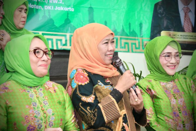 
Gubernur Khofifah Bersama Jajaran PP Muslimat NU Distribusikan 1.000 Paket Lebaran dari Keluarga Jusuf Kalla untuk Masyarakat