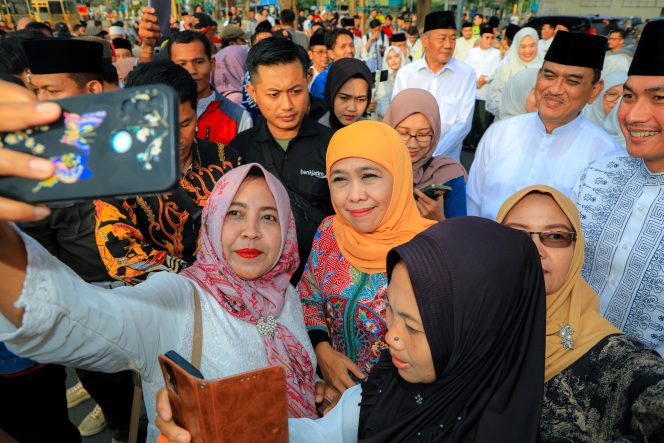 
Gubernur Khofifah Bersama Bupati Tuban Halindra  Kompak Bagikan Santunan 2.000 Anak Yatim