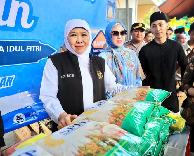 
Gubernur Khofifah Bersama Ratusan Warga Bulak Banteng Surabaya Meriahkan Pasar Pangan Murah