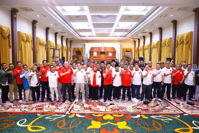 
Gubernur Khofifah Bersama Pimred Media Kompak Nobar, Perkuat Sinergi Pers dengan Pemprov Untuk Jatim Lebih Hebat