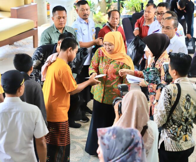 
Berbagi Kebahagiaan Jelang Lebaran, Gubernur Khofifah Bagikan 200 Paket Sembako untuk Masyarakat Kurang Mampu di Sekitar Grahadi