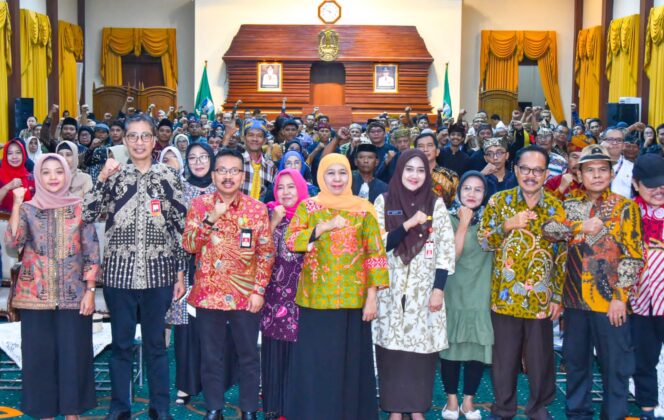 
Gubernur Khofifah Beri Apresiasi dan Tunjangan Kehormatan pada 1.000 Seniman dan 148 Juru Pelihara Cagar Budaya Jatim