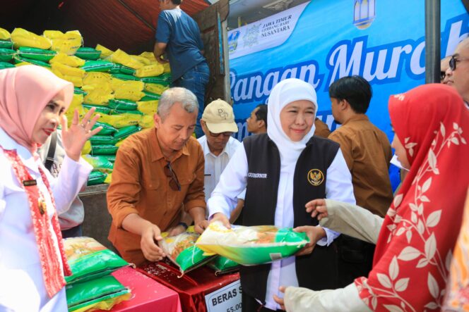 
Pastikan Ketersediaan Stok Sembako Jelang Lebaran, Gubernur Khofifah Tinjau Pasar Pangan Murah di Sidoarjo