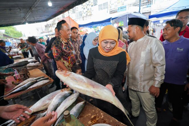 
Kunjungi Pasar Bandeng Gresik Bersama Cucu , Gubernur Khofifah Kenalkan Tradisi Sejak Dini