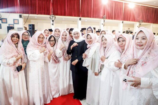 
Gubernur Khofifah Cairkan THR Guru Rp 412,6 Miliar, Komitmen Tingkatkan Kesehteraan Tenaga Pendidik di Jawa Timur