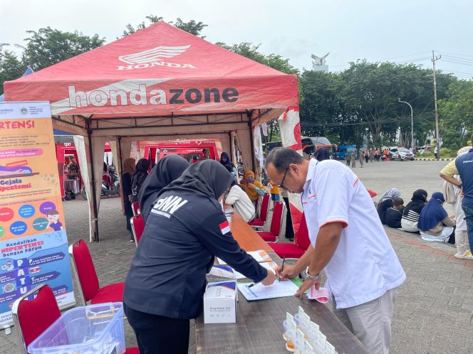 
					BNN Gresik Lakukan Tes Urin Pengemudi dan Kru Bus Mudik Gratis