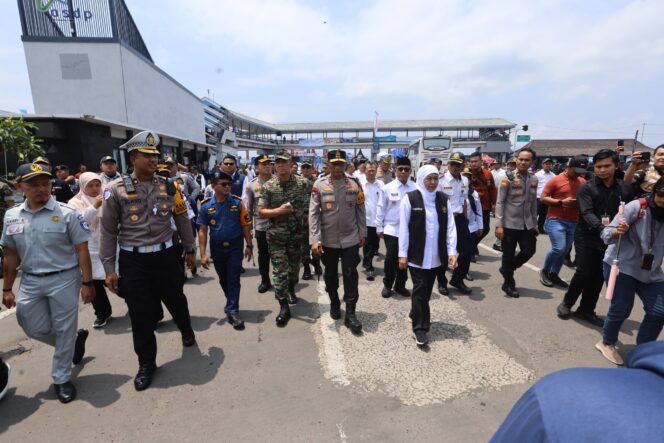 
Gubernur Khofifah dan Forkopimda Jatim Pantau Arus Mudik di Pelabuhan Ketapang Banyuwangi