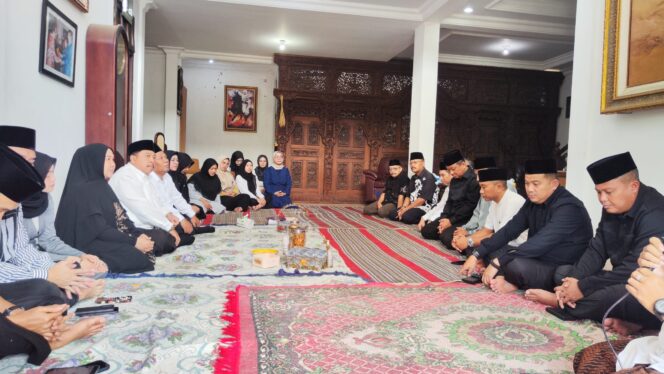 
Iringi Kepergian Mantan Bupati Jombang Suyanto, Abah Warsubi : Beliau Pribadi Yang Baik