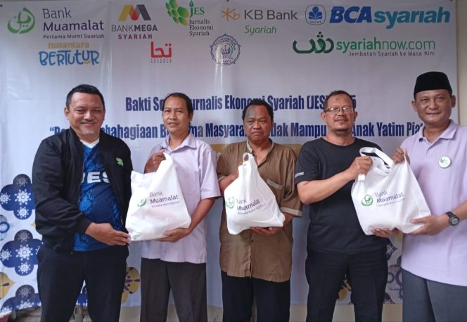 
Jelang Idulfitri, Jurnalis Ekonomi Syariah Bagikan Sembako dan Santunan