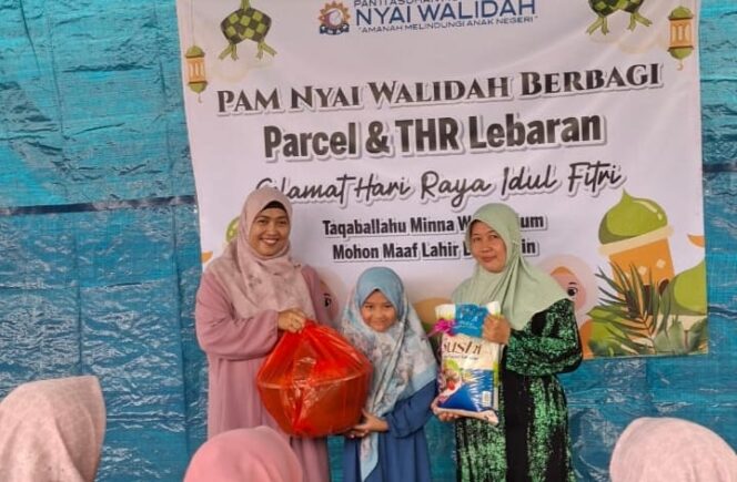 
Panti Asuhan Nyai Walidah Berbagi Parcel dan THR Kepada Santri