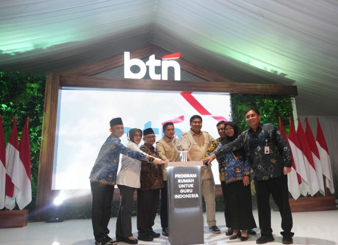 
					Pemerintah Serahkan Kunci Rumah Bersubsidi untuk Guru di Delapan Provinsi