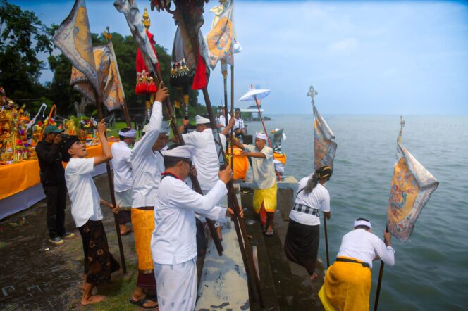 
Persiapan Hari Raya Nyepi, Pangkoarmada II Hadiri Upacara Melasti di Pantai Arafuru
