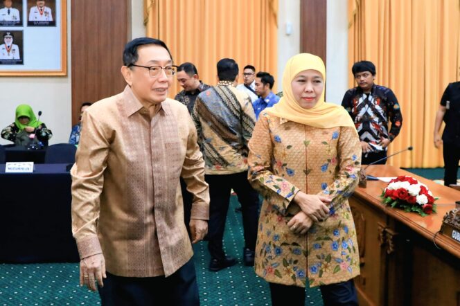 
Pasca Kebijakan Tarif 32 Persen Produk Eksport Indonesia Oleh Presiden Amerika, Gubernur Khofifah Ajak Apindo Jatim Siapkan Langkah Intervensi Jaga Produktivitas Ekspor Hindari PHK