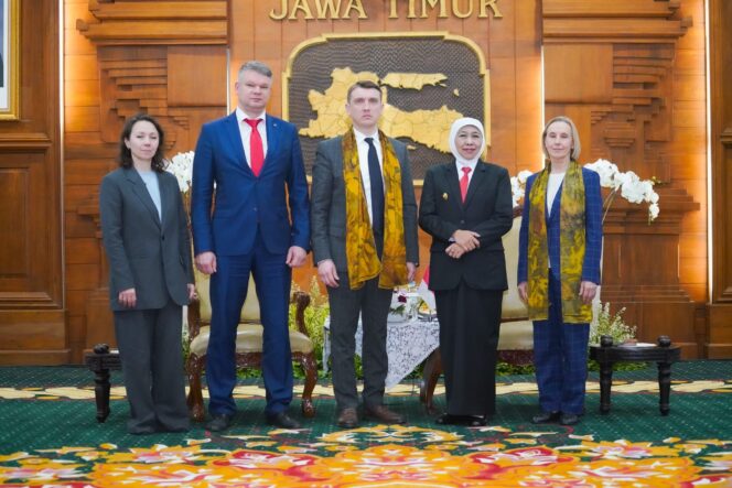 
Terima Kunjungan Delegasi Provinsi Tomsk Rusia, Gubernur Khofifah Jajaki Kerjasama Bidang Pendidikan, Teknologi Industri Hingga Energi Terbarukan